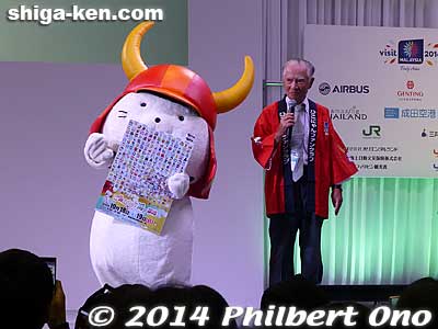 Hiko-nyan promoting mascot character festival.