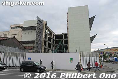 Side view of Heiwado being torn down in Jan. 2016.
