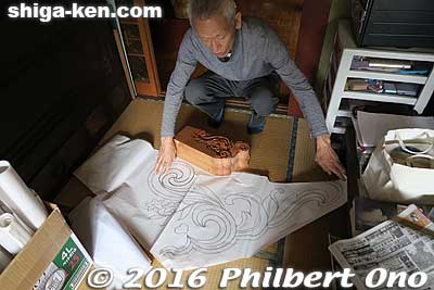 Mori Tesso shows a drawing of a carving to be made for a roof part.