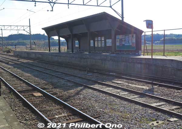 Hino Station waiting area shelter 日野駅