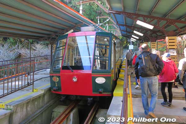 Cable railway car at Cable Sakamoto Station