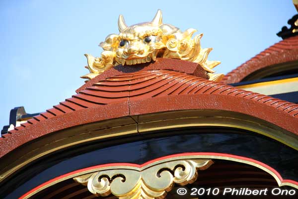 Rooftop lion head on Juzan float.