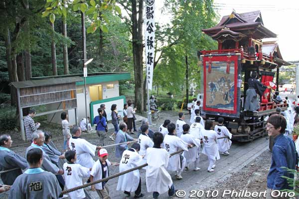 Ropes also attached to the float's rear to brake the float.