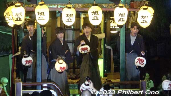 Noboriyama evening float parade to Yutani Shrine. (Asahiyama float)