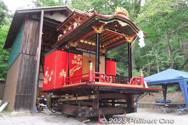 Sho-ouzan float (松翁山) displayed otuside its storehouse at Yutani Shrine.