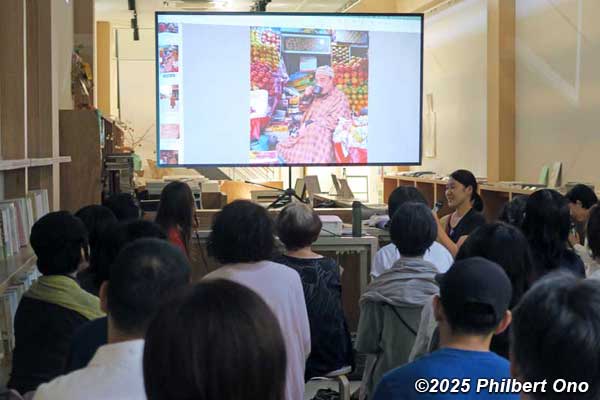 Talk session about Indian fabrics by ARIMOTO Yayoi (left) and (KOBAYASHI Fumie (right).